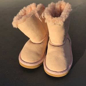 Little girl uggs with 🎀 detail on the back